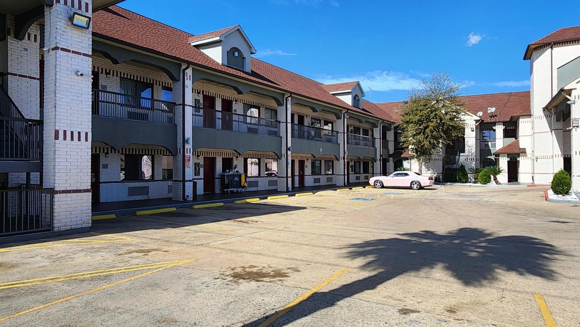 Scottish Inn & Suites Sam Houston Parkway Luaran gambar
